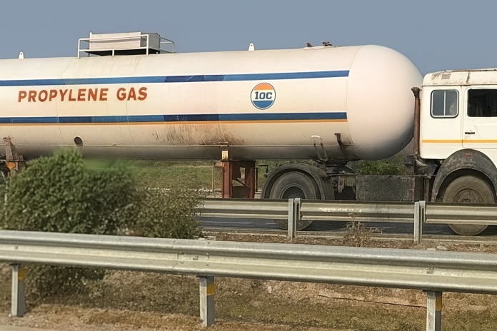 प्रयागराज-वाराणसी हाइवे गैस लीक